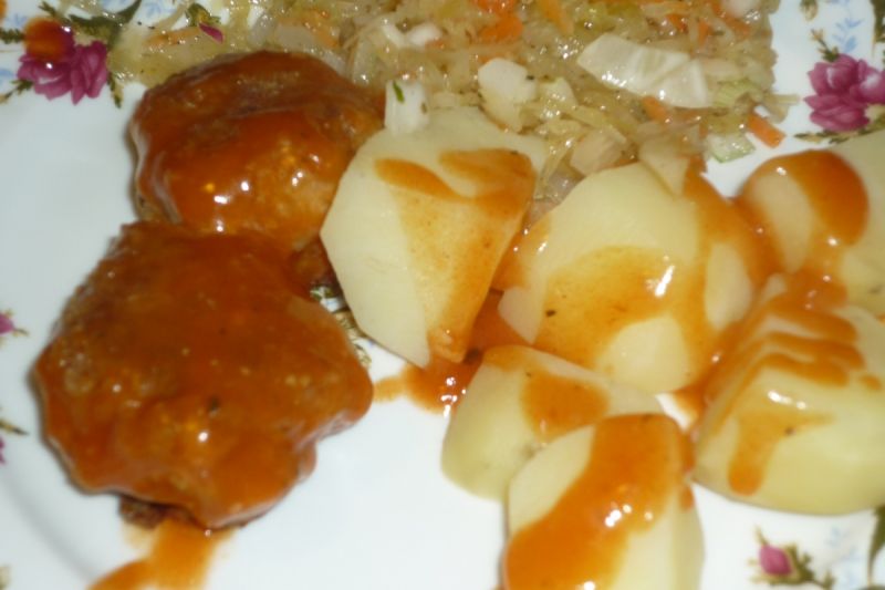 Klopsiki z żółtym serem w sosie pomidorowym