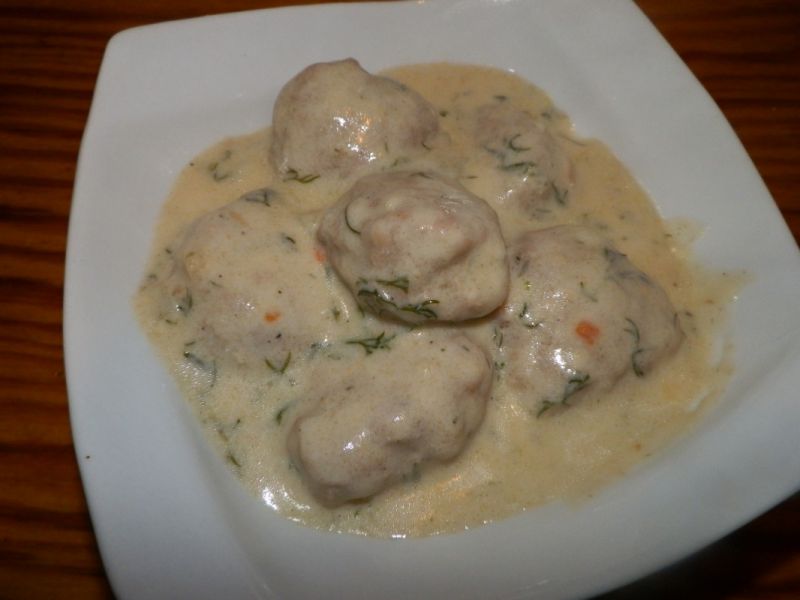 Klopski w delikatnym sosie koperkowym