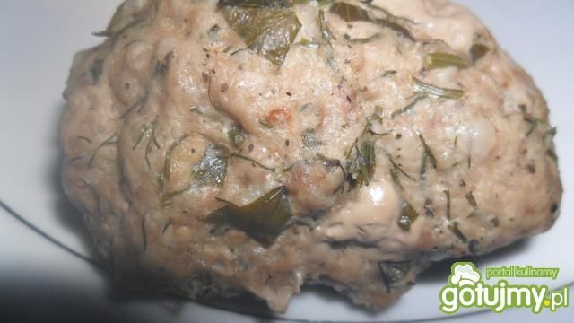 Klopsy gotowane na parze z zieleniną