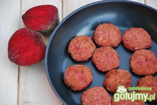 Klopsy mielone z burakami po szwedzku