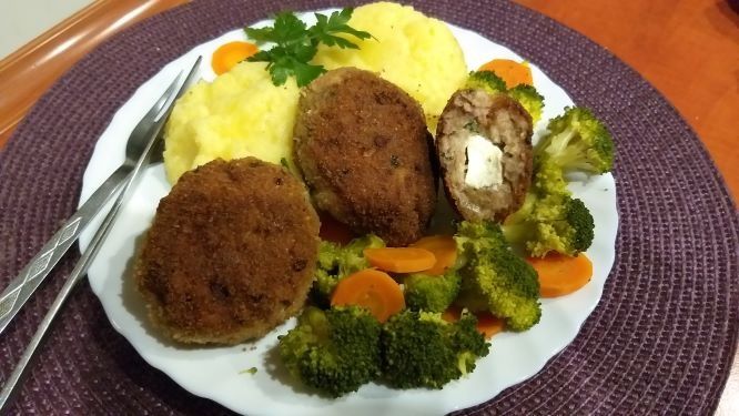 Klopsy mielone z serem feta, natką i koperkiem Klopsy mielone z serem feta, natką i koperkiem