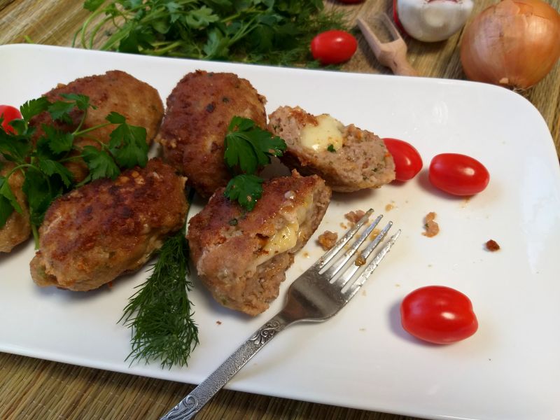 Klopsy mięsne z kostką mozzarelli Klopsy mięsne z kostką mozzarelli