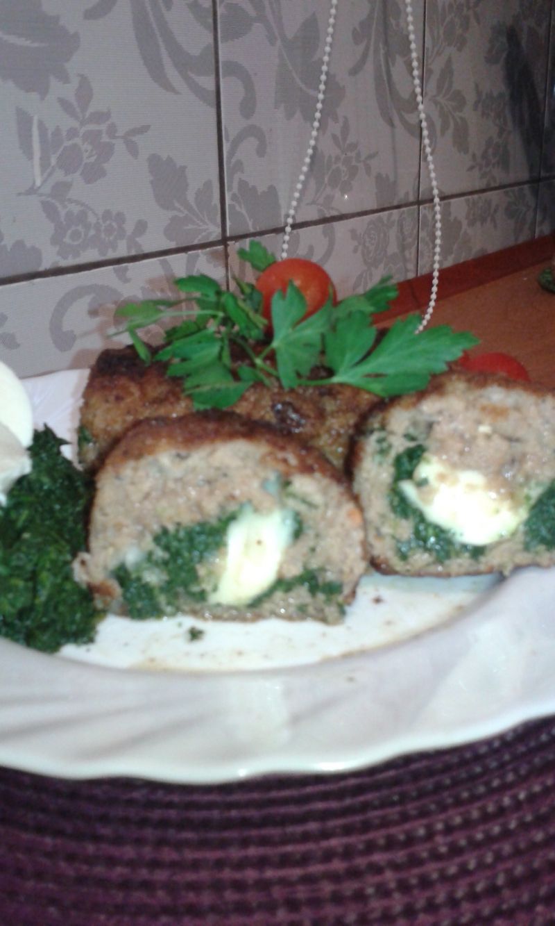 Klopsy nadziane szpinakiem z mozzarellą
