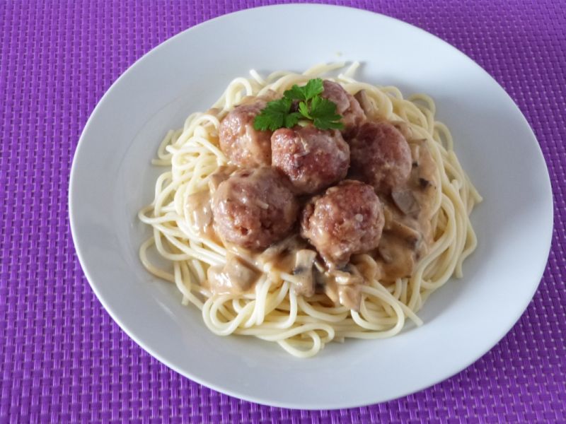 Klopsy w sosie z makaronem Klopsy w sosie z makaronem