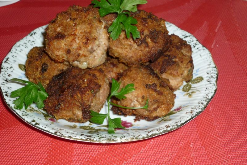 Klopsy z cebulką, czosnkiem i natką