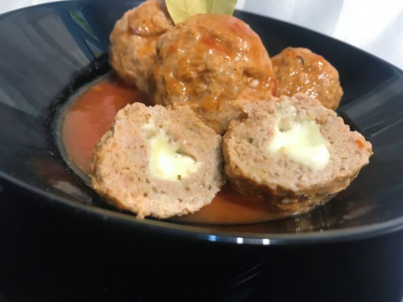 Klopsy z mozzarellą w sosie pomidorowym Klopsy z mozzarellą w sosie pomidorowym