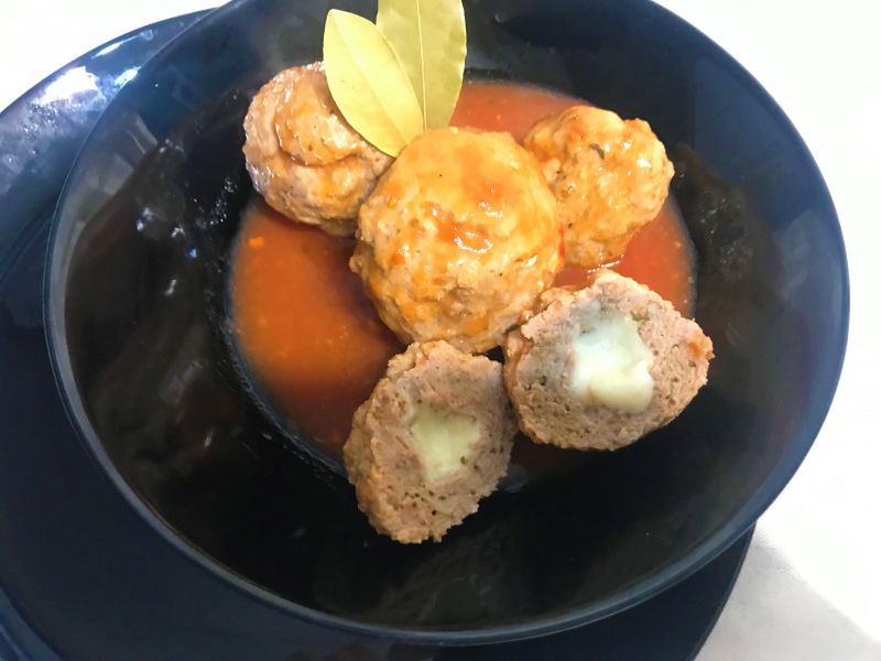 Klopsy z mozzarellą w sosie pomidorowym Klopsy z mozzarellą w sosie pomidorowym