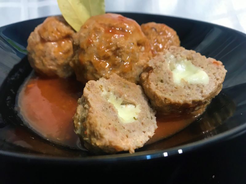 Klopsy z mozzarellą w sosie pomidorowym Klopsy z mozzarellą w sosie pomidorowym