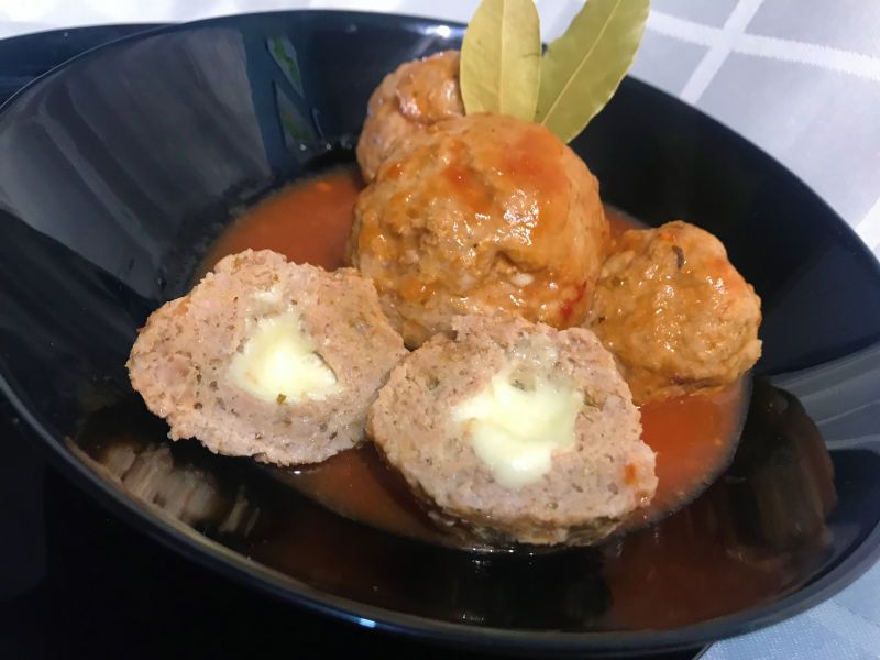 Klopsy z mozzarellą w sosie pomidorowym Klopsy z mozzarellą w sosie pomidorowym