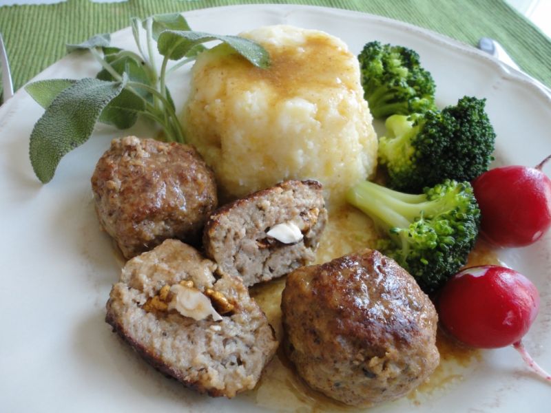 Klopsy z orzechami włoskimi i szałwią