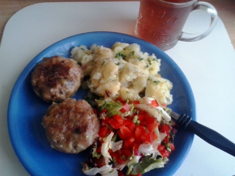 Klopsy z pieczarkami kaszą kuskus w sosie własnym Klopsy z pieczarkami kaszą kuskus w sosie własnym