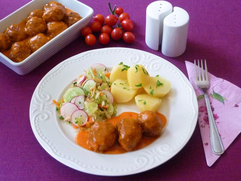 Klopsy z warzywami w sosie pomidorowym