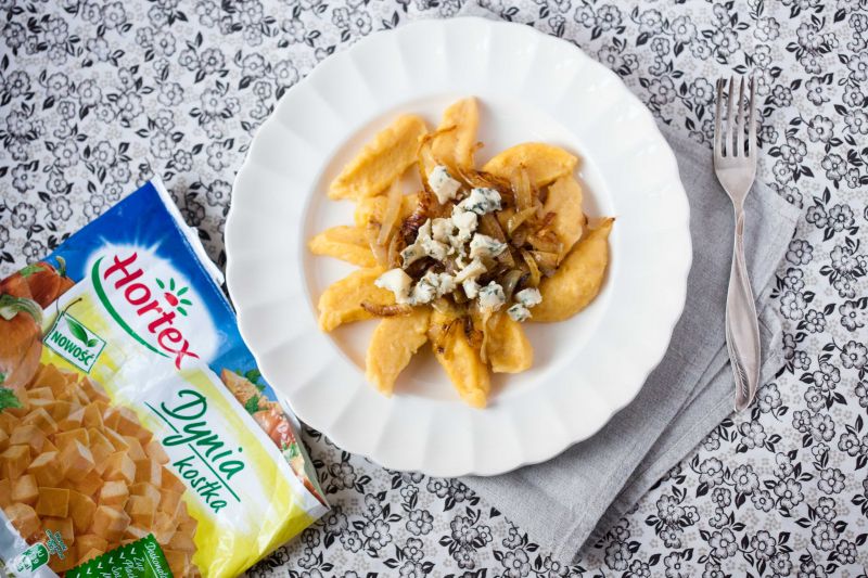 Kluseczki dyniowe z cebulą i serem pleśnowym 