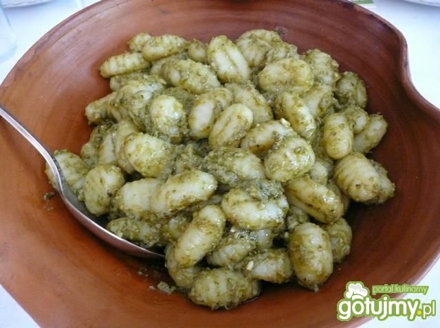 Kluseczki Gnocchi z pesto domowej roboty Kluseczki Gnocchi z pesto domowej roboty