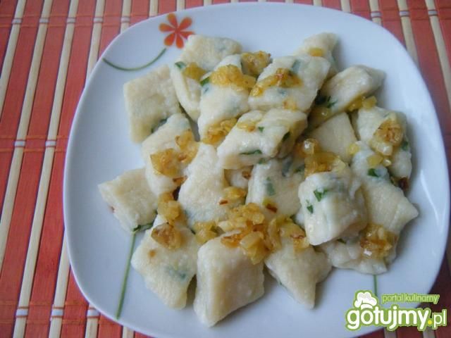 Kluseczki z białym serem i cebulą