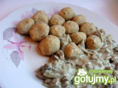 Kluseczki z bułek z sosem