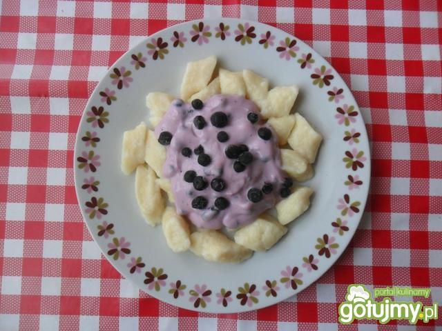 Kluseczki z serem i owocowym jogurtem  Kluseczki z serem i owocowym jogurtem