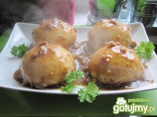 Kluski drożdżowe z sosem na szybko