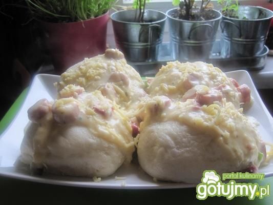 Kluski drożdżowe z sosem serowym