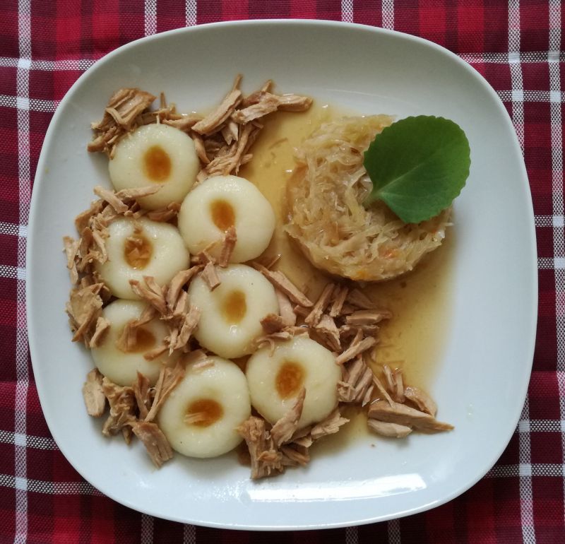 Kluski i pieczeń wieprzowa dla niejadka