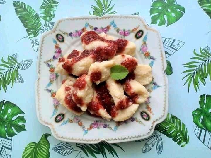 Kluski jogurtowe z domowym sosem truskawkowym