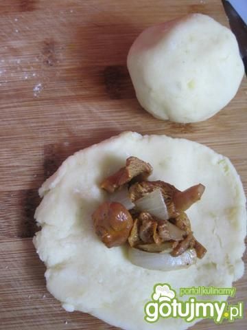 Kluski kartoflane z nadzieniem kurkowym