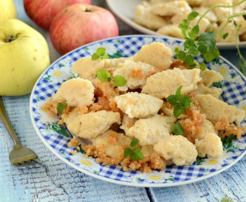 Kluski kładzione z jabłkami