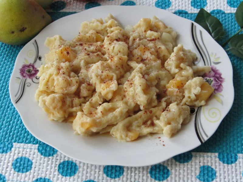 Kluski kładzione z jabłkiem, gruszką i cynamonem