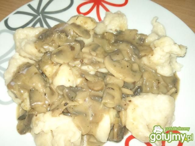 Kluski kładzione z sosem pieczarkowym