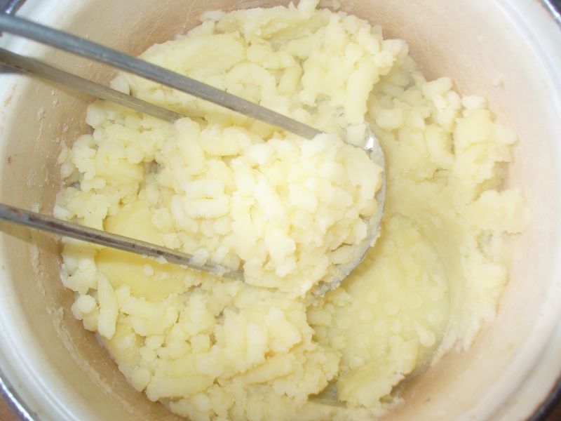 KLuski leniwe z ziemniakami i serem z truskawkami