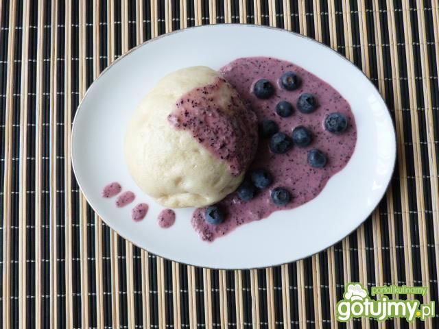 Kluski na parze nadziewane borówkami 