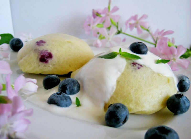 Kluski na parze z borówkami 