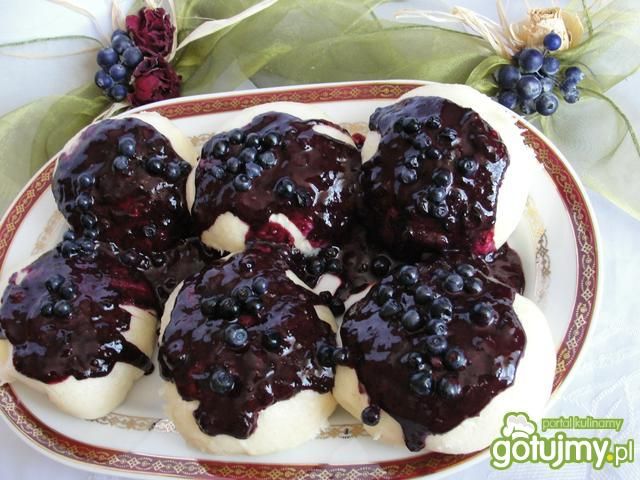 Kluski na parze z jagodami.