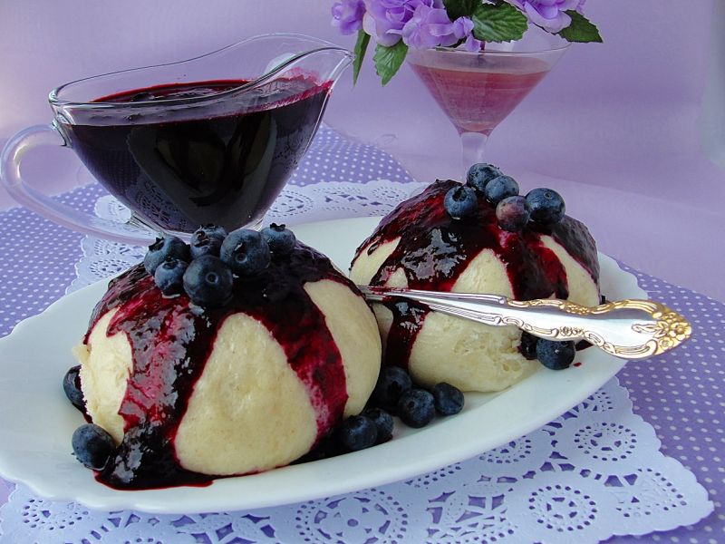 Kluski na parze z jagodami Kluski na parze z jagodami