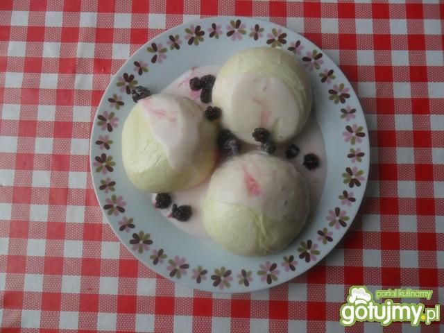 Kluski na parze z jogurtem i jeżynami Kluski na parze z jogurtem i jeżynami