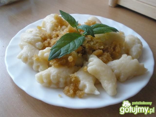 Kluski na śmietanie z bułką tartą