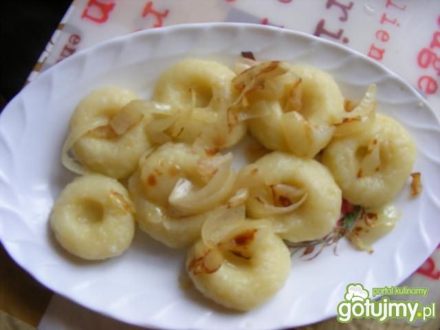 Kluski śląskie okraszone cebulką.