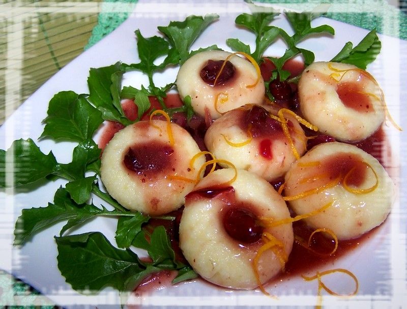 Kluski śląskie w korzennym sosie żurawinowym