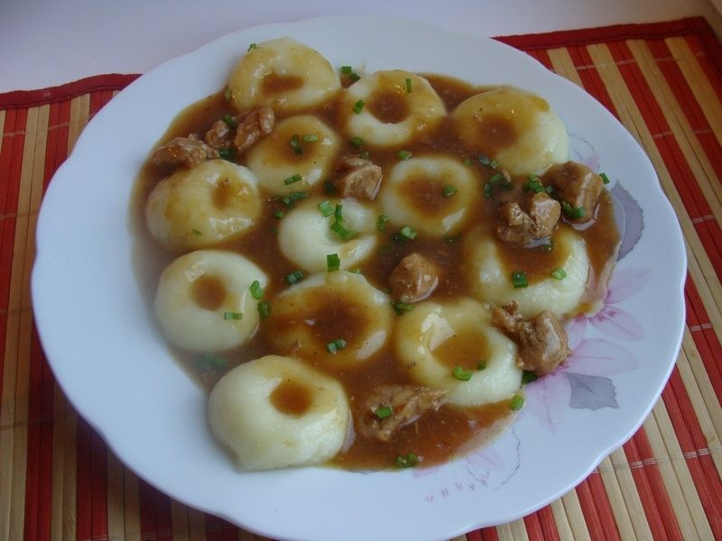 Kluski śląskie w sosem mięsnym