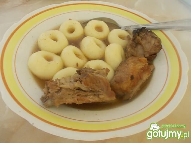 Kluski śląskie w sosie z żeberkami Kluski śląskie w sosie z żeberkami