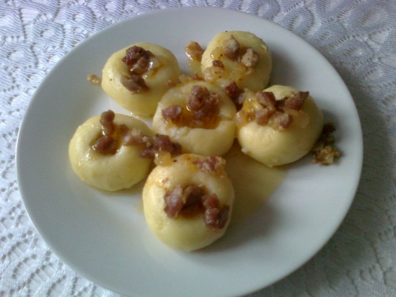 Kluski śląskie z boczkiem i cebulką