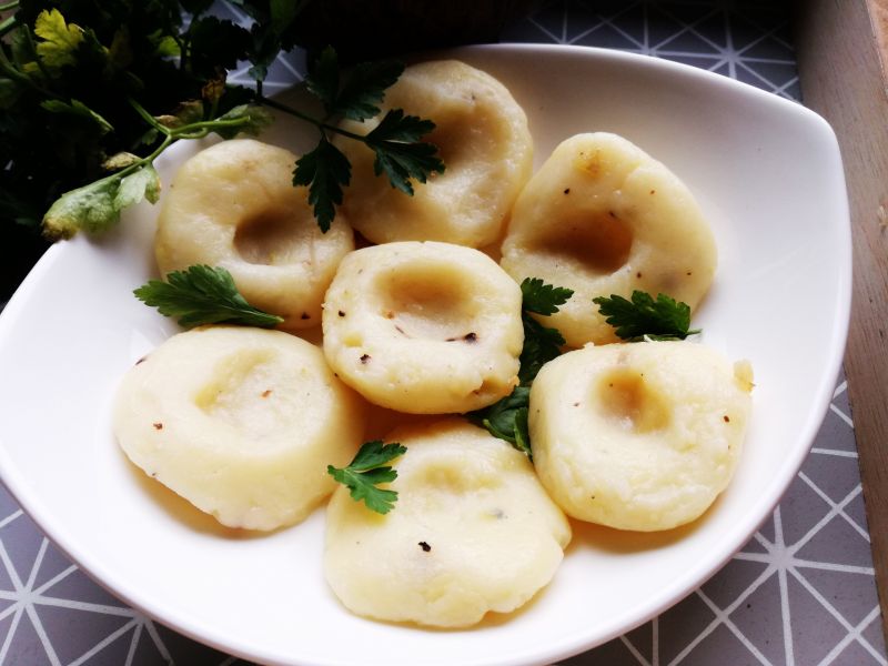 Kluski śląskie z czarnym pieprzem Kluski śląskie z czarnym pieprzem