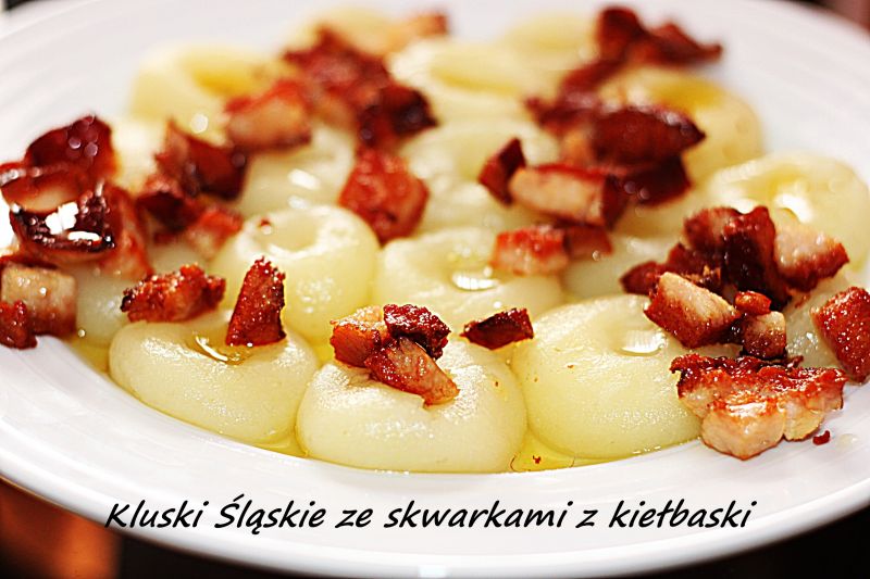 Kluski śląskie z dziurką ze skwarkami z kiełbaski 