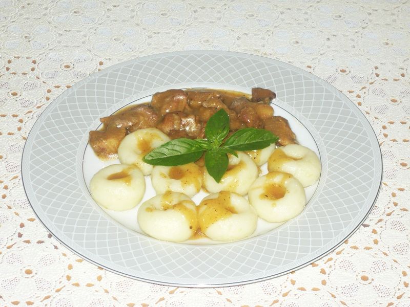 Kluski śląskie z gulaszem