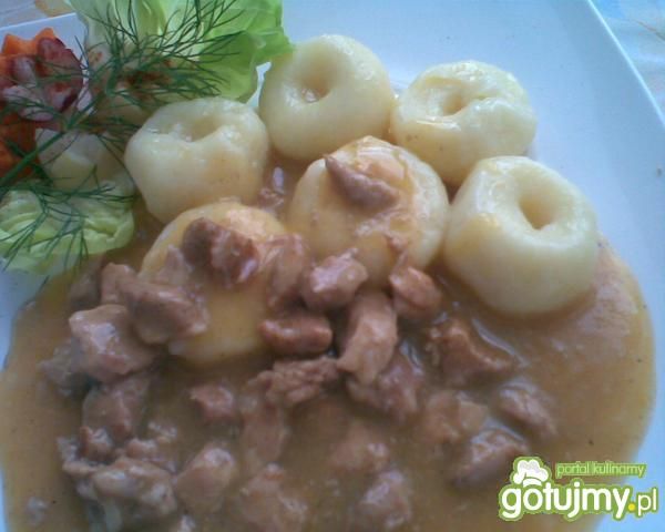 Kluski śląskie z gulaszem. Kluski śląskie z gulaszem.