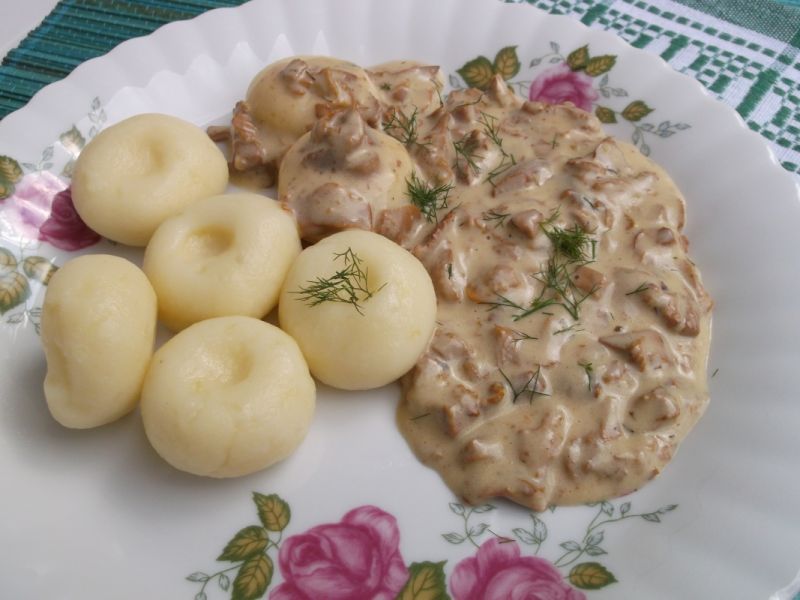 Kluski śląskie z kurkowym sosem