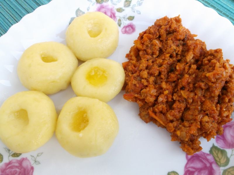 Kluski śląskie z mięsno-warzywnym sosem