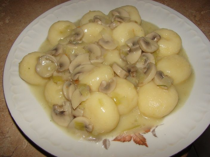 Kluski ślaskie z pieczarkami