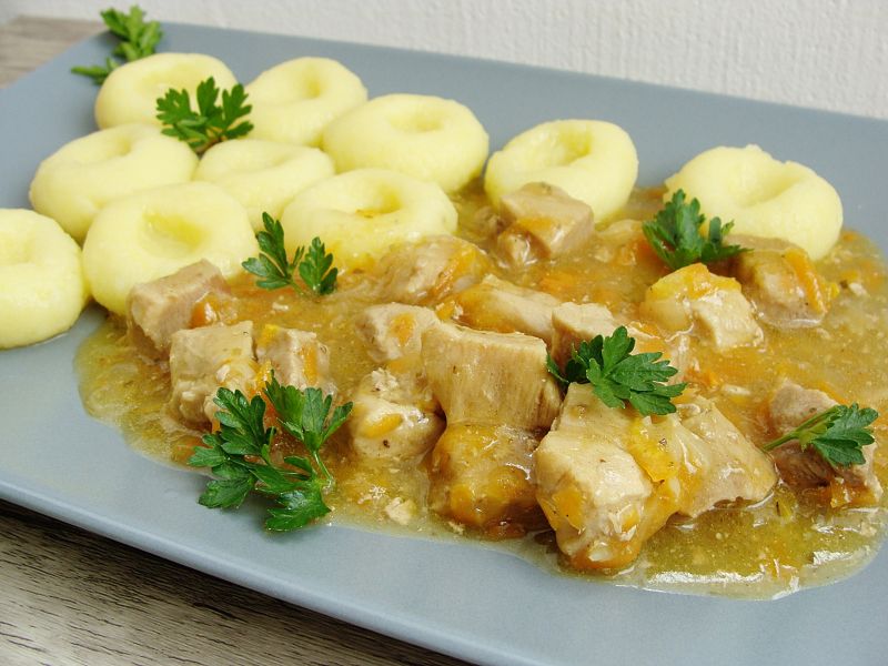 Kluski śląskie z potrawką z szynki