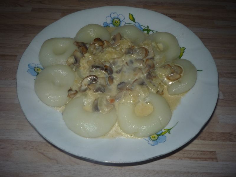 Kluski śląskie z sosem cebulowo-pieczrkowym Kluski śląskie z sosem cebulowo-pieczrkowym